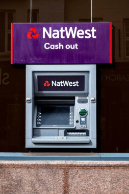 Kingston Thames London İngiltere, Nisan 01 2022, NatWest National Westminster Bank ATM Para Makinesi İnsansız