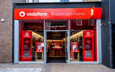 Kingston Thames İngiltere 'de, Nisan 01 2022, Vodafone' un ana cadde şubesi İnsansız Telefon Perakende Dükkanı