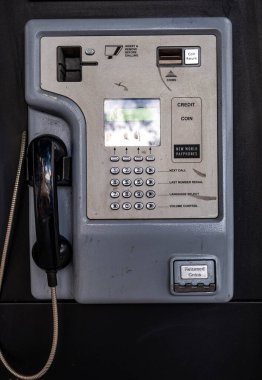 Kingston, Thames London 'da 1 Nisan 2022' de, kredi kartıyla kullanmak için ankesörlü telefon ya da nakit ödeme.