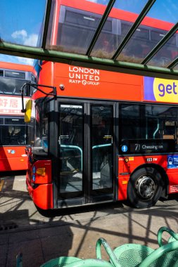 Kingston Thames İngiltere, Nisan 01 2022, Kingston Otobüs Durağı Kırmızı Londra Otobüsü Yolcuları Bekliyor