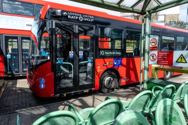 Kingston Thames İngiltere, Nisan 01 2022, Kingston Otobüs Durağı Kırmızı Londra Otobüsü Yolcuları Bekliyor
