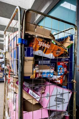 Kingston Thames İngiltere, Nisan 01 2022, Wire Çöp veya Kullanılmış Karton Karton Kutuları ile dolu Çöp Arabası
