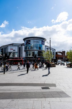 Kingston Thames İngiltere, Nisan 01 2022, Odeon IMax Sinema Kompleksi Kingston Trafik ve yayalar parlak güneşli bir günde geçiyor