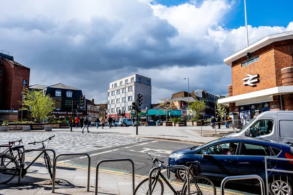 Kingston Thames Londres Reino Unido Abril 2022 Tráfico Pasa Por — Foto de Stock