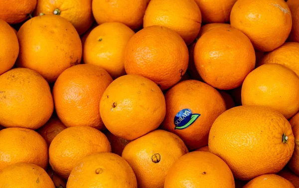 キングストン アポン テムズ ロンドン英国 2022年4月01日 人々のいない新鮮な熟したジュースのオレンジの山またはスタック — ストック写真