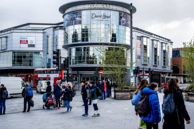 Kingston Thames London İngiltere, Nisan 01 2022, Odeon Sinema Kompleksi Dışarısı Kalabalıklar Geçiyor ve Trafik Sürüyor