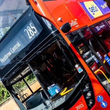 Kingston Thames İngiltere, Nisan 01 2022, Red London çift katlı otobüs Kingston Kingston Otobüs İstasyonu 'na park etti.