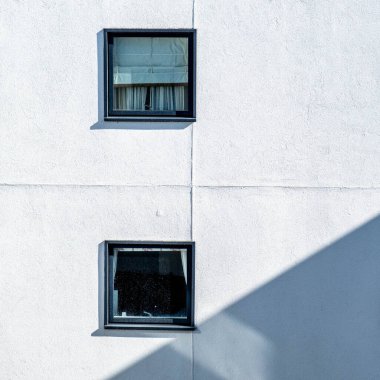 Epsom Surrey London UK, Nisan 06 2022, Modern Soyut Geometrik Yüksek Binası Dış Pencere Detayları İnsansız