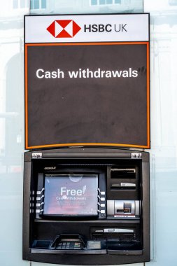 Kingston Thames İngiltere, Nisan 07 2022, HSBC Perakende High Street Bank ATM Para Makinesi