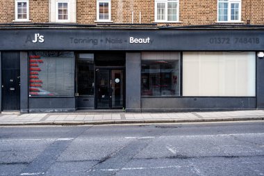 Epsom Surrey London, Nisan 09 2022, İflas Etmiş Güzellik Dükkanı Cephesi İnsansız