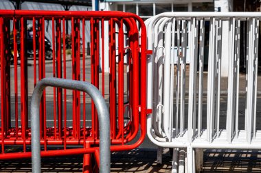 Epsom Surrey İngiltere, 11 Nisan 2022, Kırmızı ve Beyaz Kalabalık Kontrol Güvenliği Engelleri