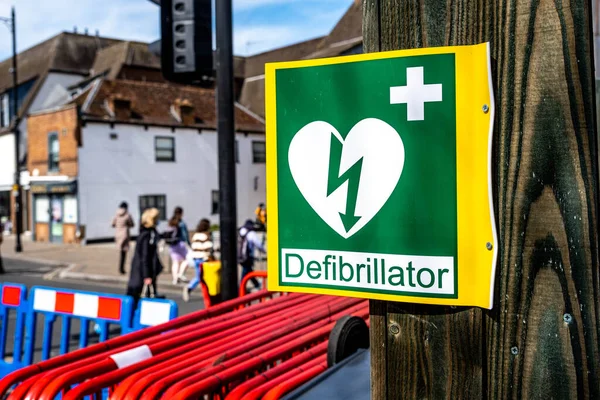 Epsom Surrey London April 2022 Defibrillator Information Plats Logga High — Stockfoto