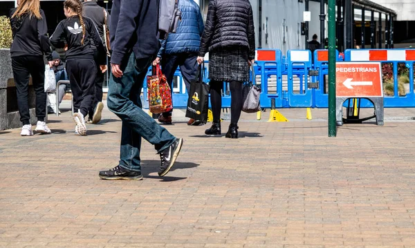 Epsom Surrey İngiltere, 11 Nisan 2022, Yol Çalışanlarının Yanı Başında Yürüyen Küçük İnsanlar Bölgesi Şaşırtma İşareti