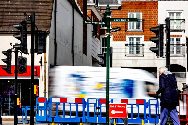 Epsom Surrey London Kwietnia 2022 White Van Speeding Traffic Lights — Zdjęcie stockowe