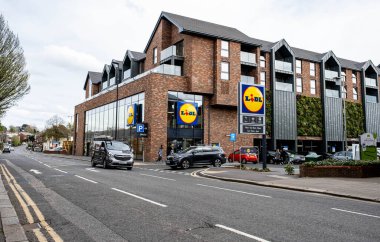 Epsom Surrey London UK 12 Nisan 2022, Lidl Supermarket High Street Food Retailer