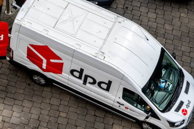 Epsom Surrey Londra 12 Nisan 2022, DPD Kurye Kargo Minibüsü