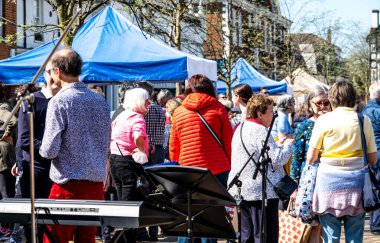 Epsom Surrey London, 15 Nisan 2022, Açık Hava Dindar Paskalya Toplantısı Epsom Pazar Meydanı