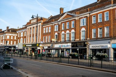 Epsom Surrey İngiltere, 17 Nisan 2022, Mağazalar Sırası Epsom ana caddesi