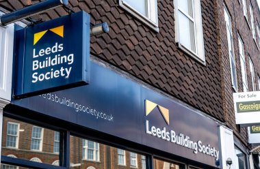 Epsom Surrey İngiltere, 17 Nisan 2022, Leeds İnşaat Derneği Ana Cadde İşareti ve İnsansız Logo