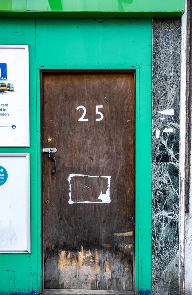 Epsom Surrey İngiltere, 17 Nisan 2022, Eski Yıpranmış Ahşap Ön Kapı İnsansız