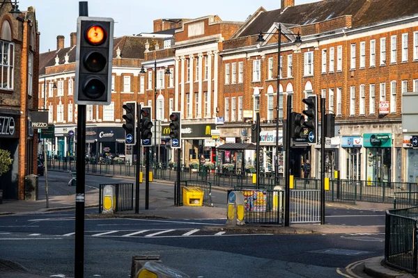 Epsom Surrey İngiltere, 17 Nisan 2022, Epsom ana caddesinin görüntüsü