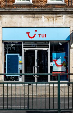 Epsom Surrey London UK, 17 Nisan 2022, Tui High Street Seyahat Ajansı