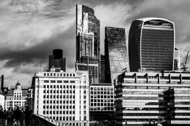 Londra İngiltere, 29 Ocak 2022, Londra Ticari Skyline Karanlık Atmosferik Bulutlu Gökyüzü Altında