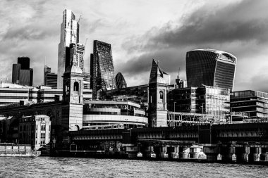 Londra İngiltere, 29 Ocak 2022, Londra Ticari Skyline Karanlık Atmosferik Bulutlu Gökyüzü Altında