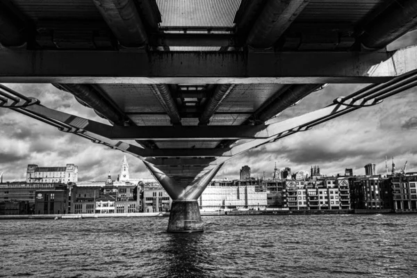 Londra Inghilterra Gennaio 2022 Vista Sotto Londons Millennium Pedestrian Bridge — Foto Stock