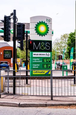 Epsom Surrey, Londra, Mayıs 09 2022, British Petroleum Ya da BP Petrol Doldurma İstasyonu Yakıt Maliyeti
