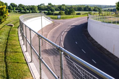 Epsom Surrey, Londra, 14 Mayıs 2022 boş bir yolda ya da trafiği olmayan bir otoyolda viraj ya da viraj