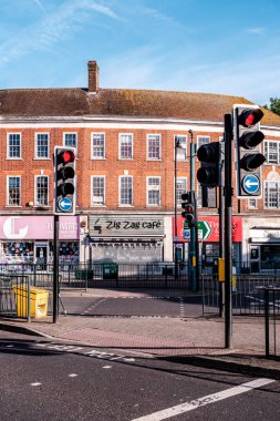 Epsom Surrey, Londra 22 Mayıs 2022, Büyük Şehir Yolu Kavşağında Kırmızı Trafik Işıkları