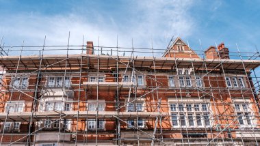 Epsom Surrey, Londra İngiltere, 22 Mayıs 2022, Redevelopment çalışmaları sırasında geleneksel Residential High Street Building