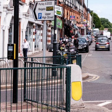 Epsom Surrey, Londra 22 Mayıs 2022, Trafik Yönlendirme Kurulu ve Park Arabaları Ana Yol Kavşağı