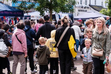 Epsom Surrey, Londra İngiltere, Haziran 01 2022, Britanya Kraliçesi Elizabeth 'i Kutlayan Mutlu İnsanlar Kalabalığı
