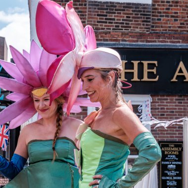 Epsom Surrey, Londra 1 Haziran 2022, Britsh Kraliçesi Elizabeth 'i Kutlayan Mutlu İnsanlar Kalabalığı Platin Kadın Gösteri Kızları Stilts' te Çiçek Gibi Giyindi