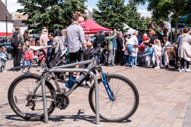 Epsom Surrey, Londra İngiltere, Haziran 01 2022, Britanya Kraliçesi Elizabeth 'i Kutlayan Mutlu İnsanlar Kalabalığı