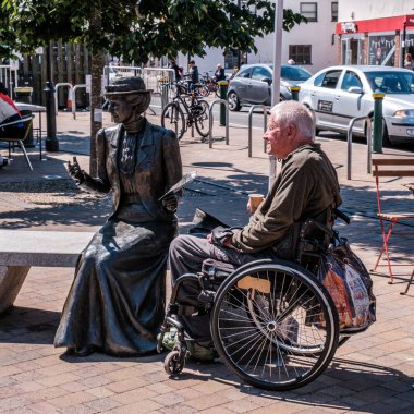 Epsom Surrey, Londra İngiltere, Haziran 01 2022, Britanya Kraliçesi Elizabeth 'i Kutlayan Mutlu İnsanlar Kalabalığı