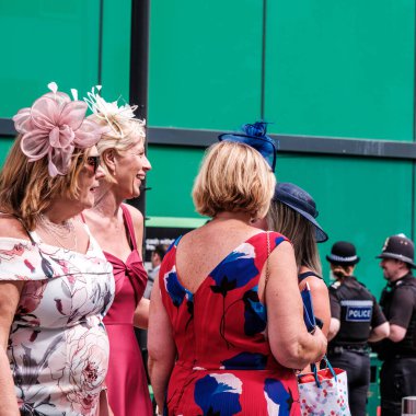 Epson Surrey, Londra İngiltere, Haziran 03: 22, Epsom Klasik At Yarışı için Epsom Tren İstasyonu 'nun önünde Moda Giyimli Yarışçılar