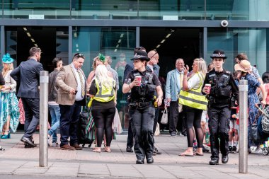 Epson Surrey, Londra İngiltere, 3 Haziran 2022, Epsom Tren İstasyonu 'nun dışındaki Kadın Polis Memurları Paket Kosta Kahvesi Taşıdı 