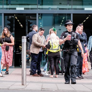 Epson Surrey, Londra İngiltere, 3 Haziran 2022, Epsom Tren İstasyonu 'nun dışındaki Kadın Polis Memurları Paket Kosta Kahvesi Taşıdı 