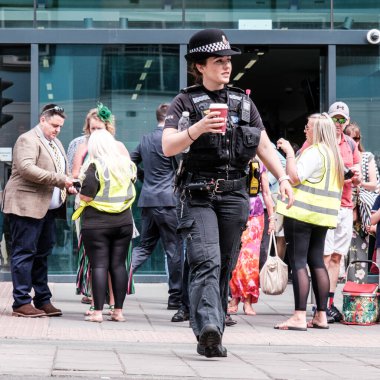 Epson Surrey, Londra İngiltere, 3 Haziran 2022, Epsom Tren İstasyonu 'nun dışındaki Kadın Polis Memurları Paket Kosta Kahvesi Taşıdı 