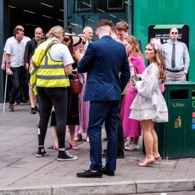 Epson Surrey, Londra İngiltere, Haziran 03: 22, Epsom Klasik At Yarışı için Epsom Tren İstasyonu 'nun önünde Moda Giyimli Yarışçılar