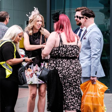 Epson Surrey, Londra İngiltere, Haziran 03: 22, Epsom Klasik At Yarışı için Epsom Tren İstasyonu 'nun önünde Moda Giyimli Yarışçılar