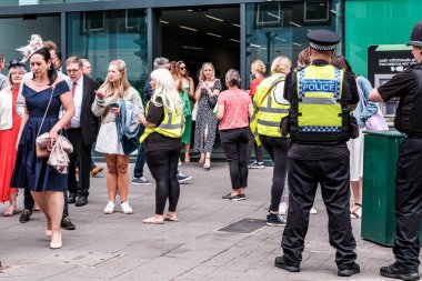 Epson Surrey, Londra İngiltere, Haziran 03: 22, Epsom Klasik At Yarışı için Epsom Tren İstasyonu 'nun önünde Moda Giyimli Yarışçılar