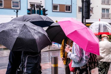 Epsom Surrey, Londra Birleşik Krallık, Haziran 04: 22, Şemsiyeler Altında Islak Bir Gün 'de Yağmurdan Korunan Erkek ve Kadın Sığınma Grubu