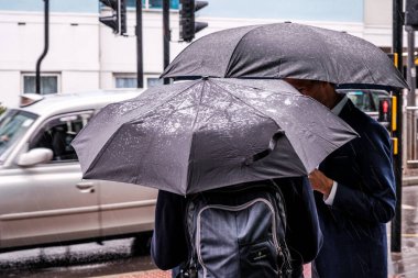 Epsom Surrey, Londra Birleşik Krallık, Haziran 04: 22, Islak Yağmurlu Bir Gün 'de Şemsiyeler Altında Sığınan Erkekler Grubu
