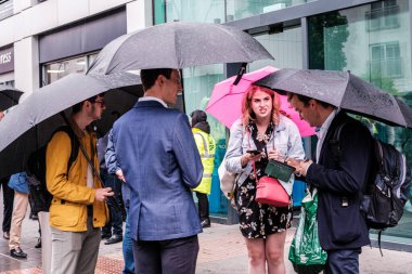 Epsom Surrey, Londra Birleşik Krallık, Haziran 04: 22, Şemsiyeler Altında Islak Bir Gün 'de Yağmurdan Korunan Erkek ve Kadın Sığınma Grubu