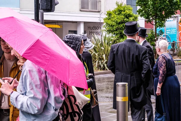 Epsom Surrey London June 2022 Group Men Women Sheltering Umbrellas — Stock Photo, Image