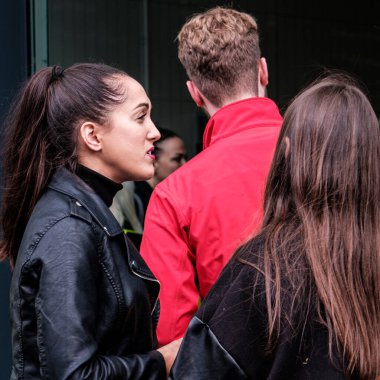 Epsom Surrey, Londra, 4 Haziran 2022, Siyah Ceketli ve Uzun Saçlı İki Kız Arkadaş